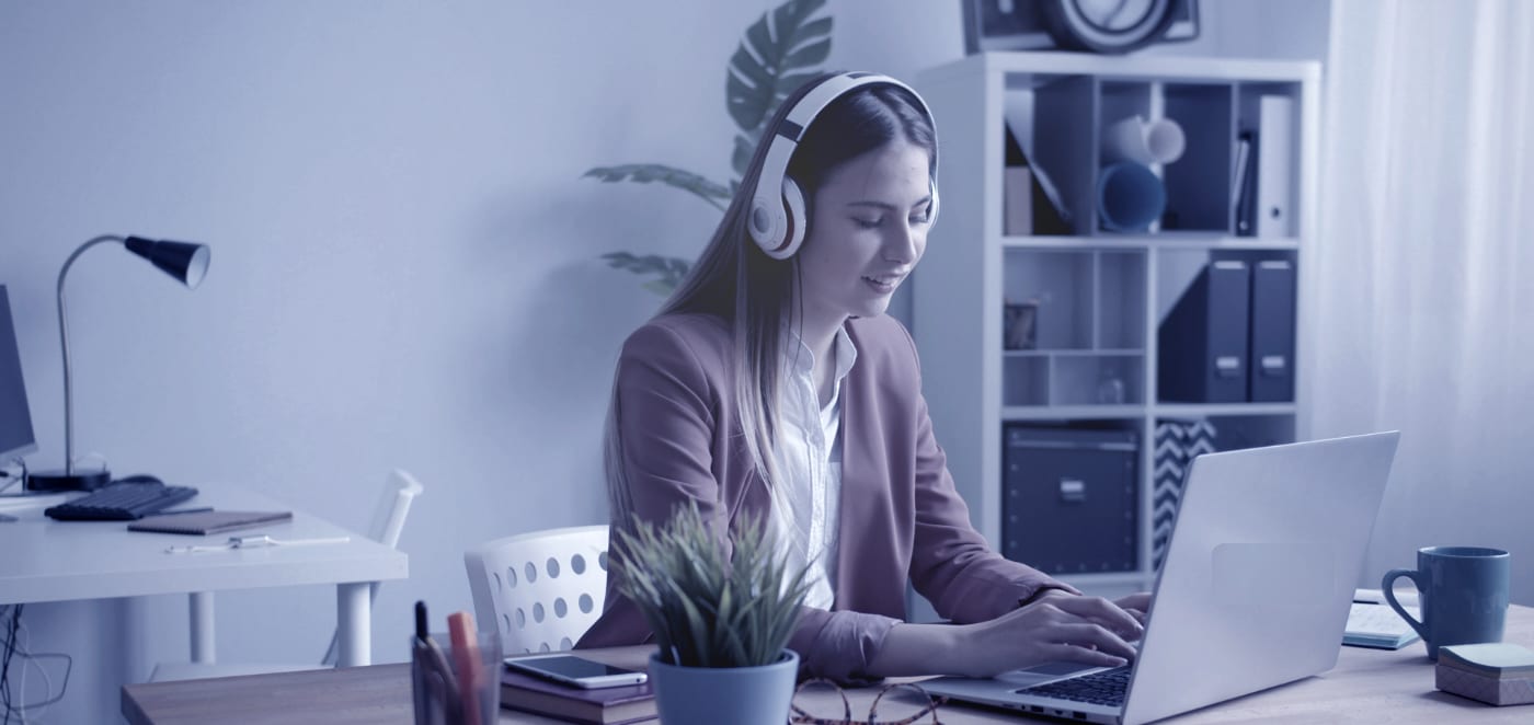 Apprenante suivant un module au casque