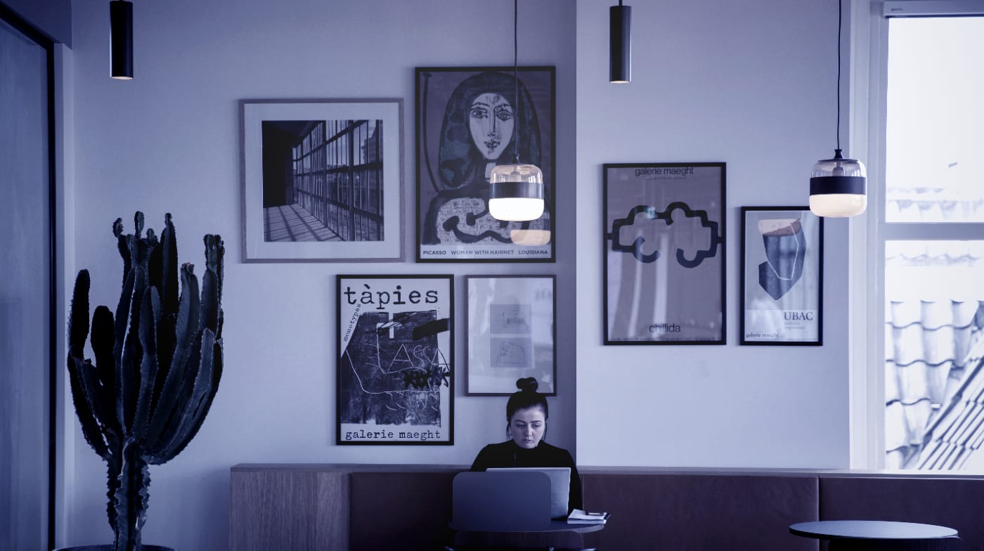 Entrepreneur concentré dans un café